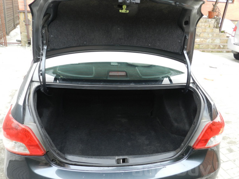 Toyota Yaris 2 поколение [рестайлинг], 2009 года
