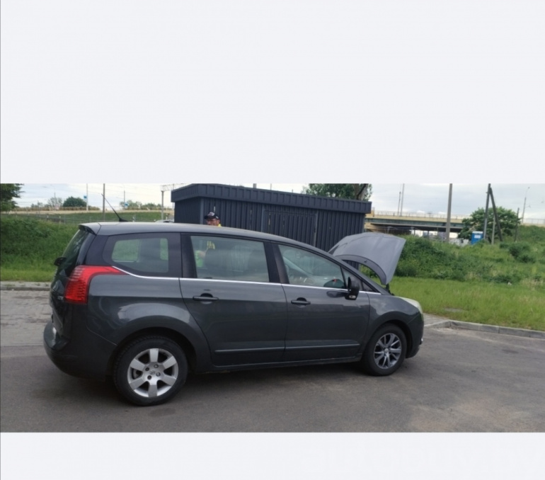 Peugeot 5008 1 поколение, 2009 года