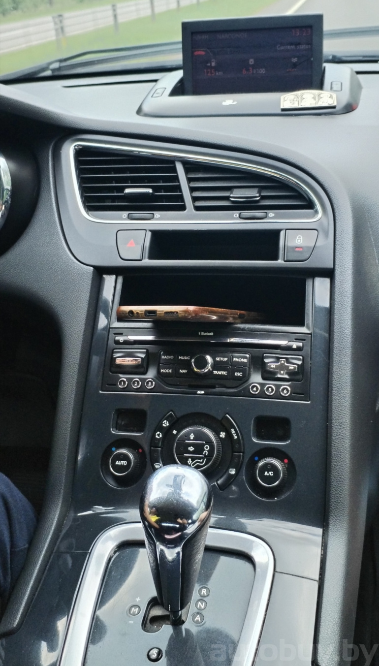 Peugeot 5008 1 поколение, 2009 года