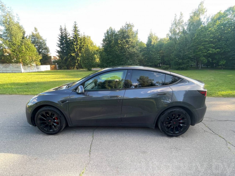 Tesla Model Y 1 поколение, 2021 года