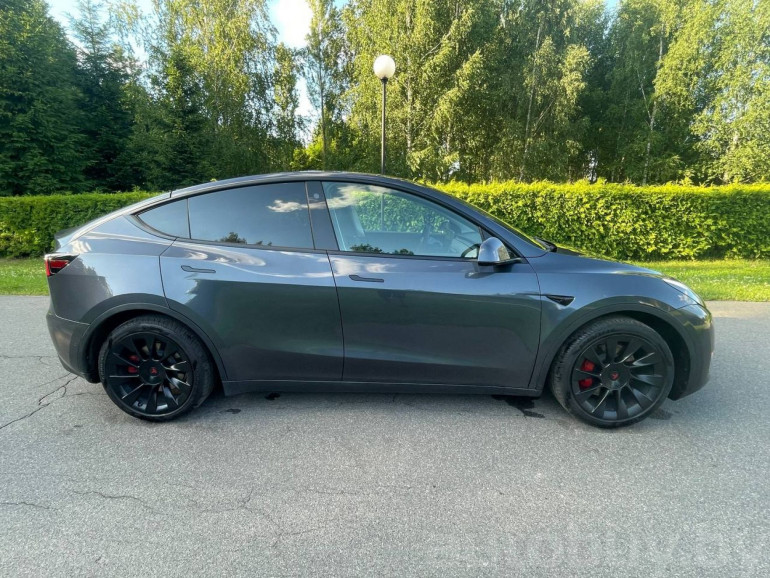 Tesla Model Y 1 поколение, 2021 года