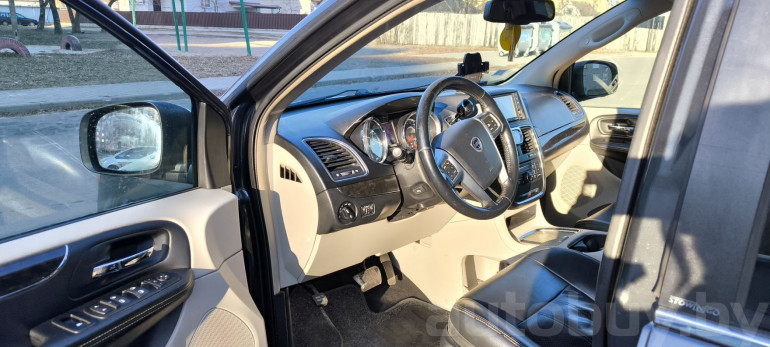 Lancia Voyager 1 поколение, 2011 года
