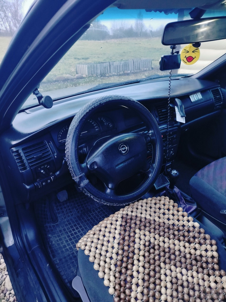 Opel Vectra 2 поколение (B), 1996 года