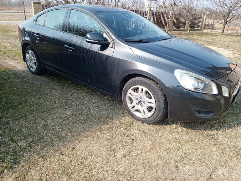 Volvo S60 2 поколение, 2011 года