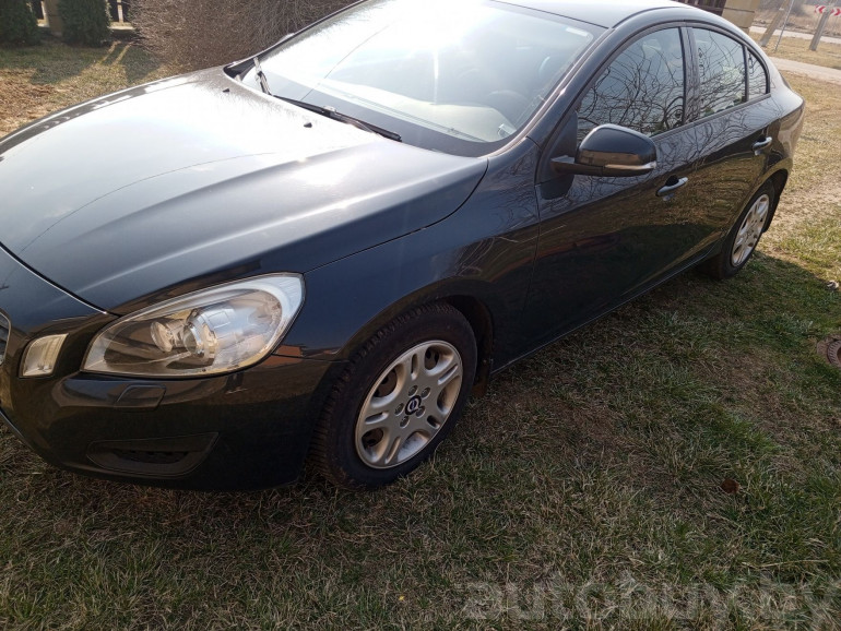 Volvo S60 2 поколение, 2011 года