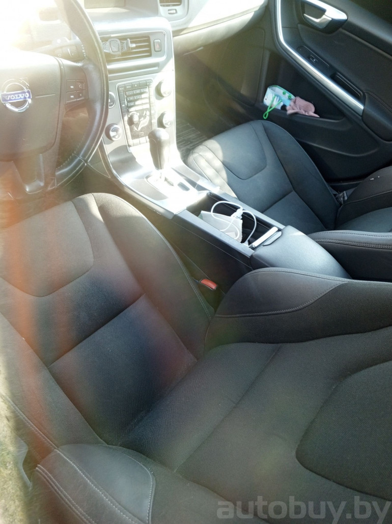 Volvo S60 2 поколение, 2011 года