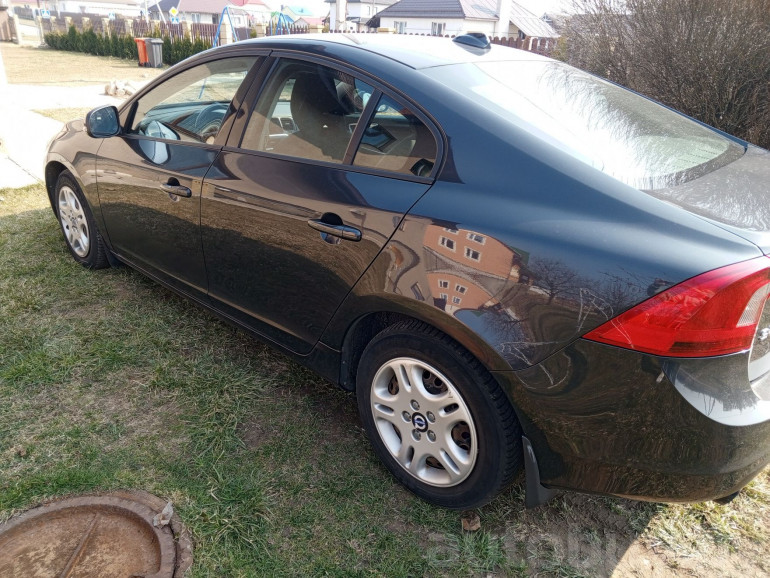 Volvo S60 2 поколение, 2011 года