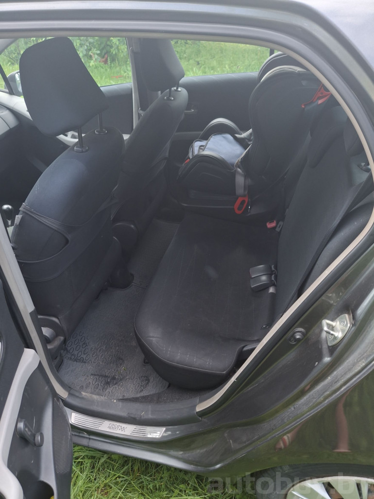 Toyota Yaris 2 поколение, 2008 года