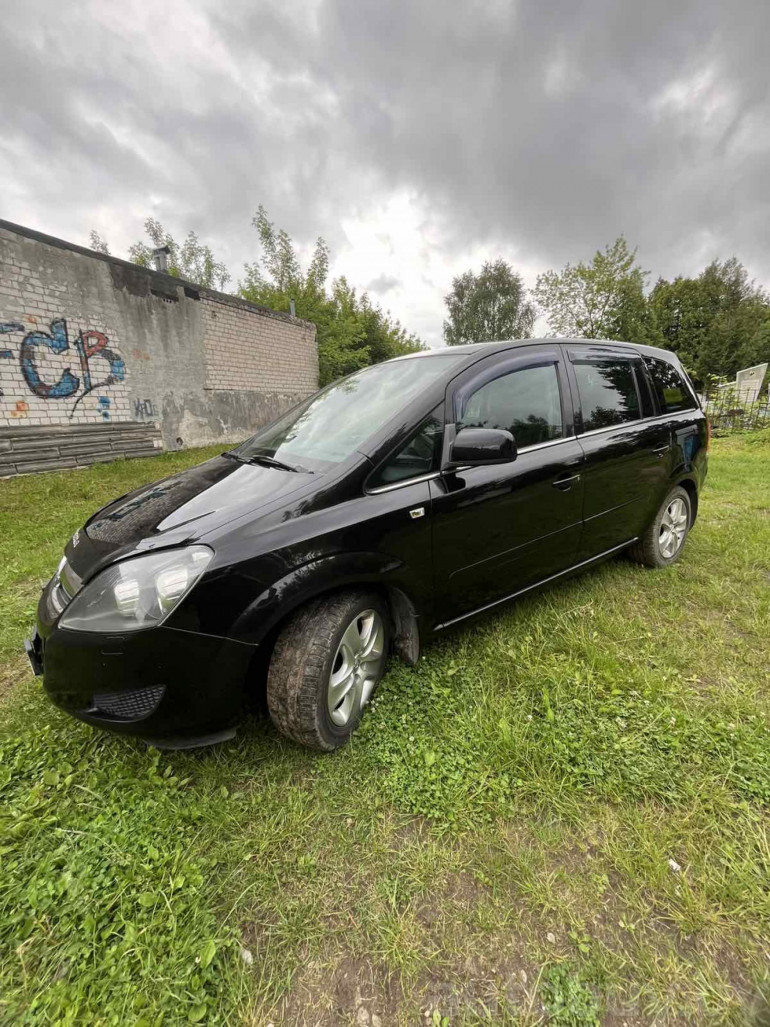 Opel Zafira 2 поколение (B) [рестайлинг], 2011 года