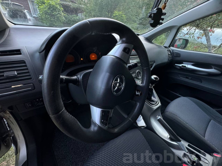 Toyota Auris 1 поколение [рестайлинг], 2010 года