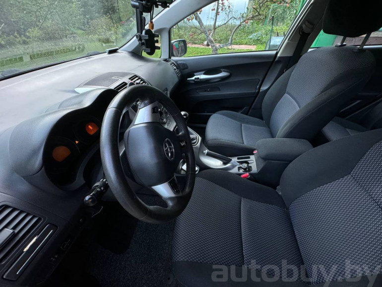 Toyota Auris 1 поколение [рестайлинг], 2010 года