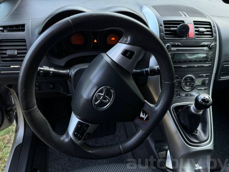Toyota Auris 1 поколение [рестайлинг], 2010 года