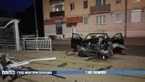 Водитель заснул за рулём: Mercedes врезался в остановку в Минске