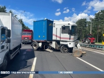 На Смиловичском тракте автопоезд Renault врезался в ограждение: обошлось без пострадавших